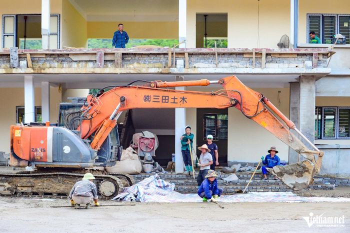 Nền sân trường cũng đang trong quá trình hoàn thiện.