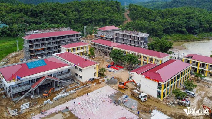 Những ngày qua, trên công trường, đơn vị thi công huy động tối đa nhân lực làm việc ngày đêm để chạy đua tiến độ, kịp hoàn thành công trình để đón học sinh trong năm học mới.
