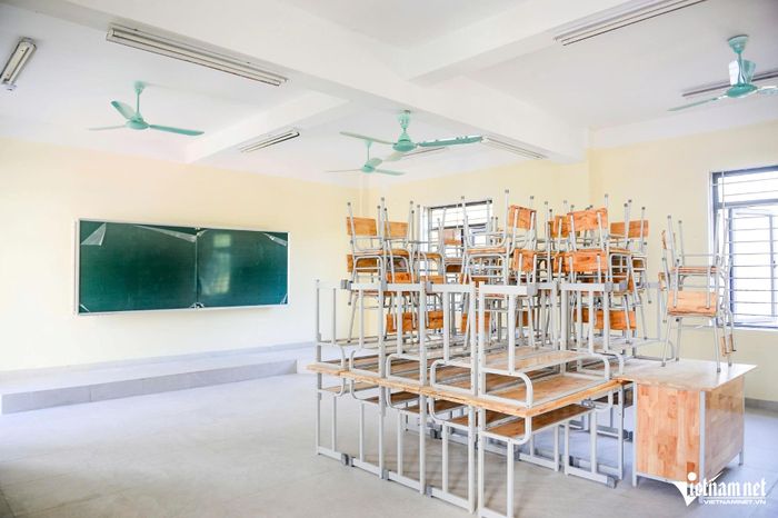 Bàn ghế, trang thiết bị sẵn sàng cho năm học mới.
