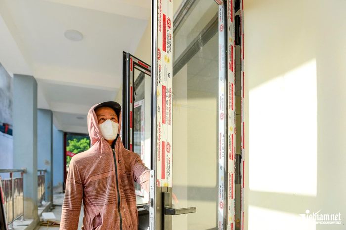 Cán bộ kỹ thuật kiểm tra lại các hạng mục đã lắp đặt.