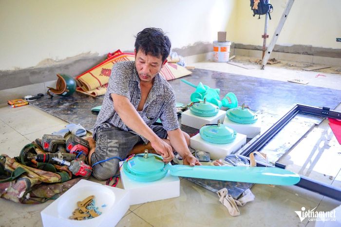 Những chiếc quạt trần đầu tiên đang được lắp đặt.