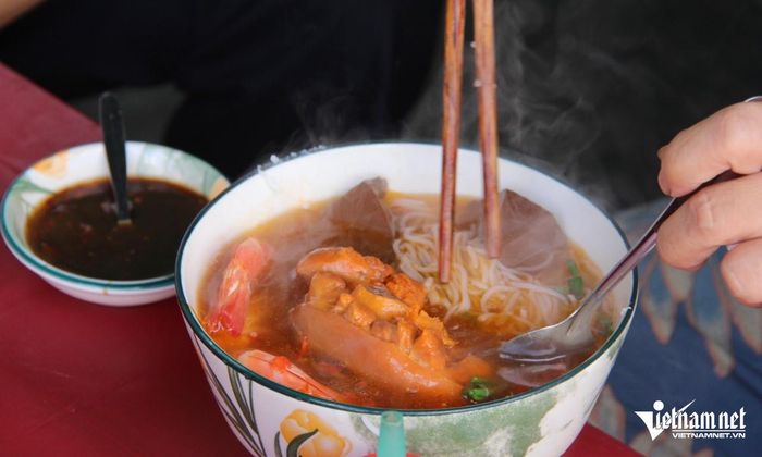 Tô bún suông tại đây có giá 50.000 đồng