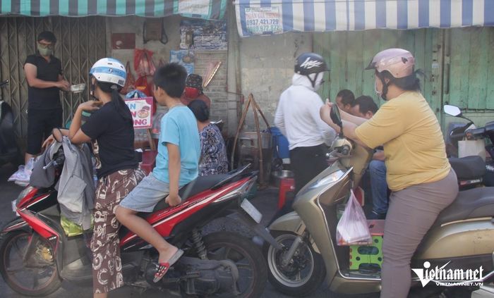 Quán ăn nhỏ nhưng đông khách mỗi sáng