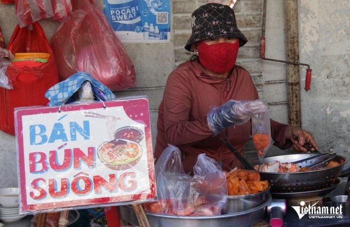 Bà Lương cho biết, quán bún suông có từ thời bà nội của chồng mình