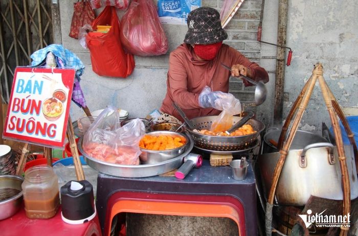 Bà Lương gìn giữ đôi quang gánh như kỷ vật và xem đó là nét truyền thống của quán ăn