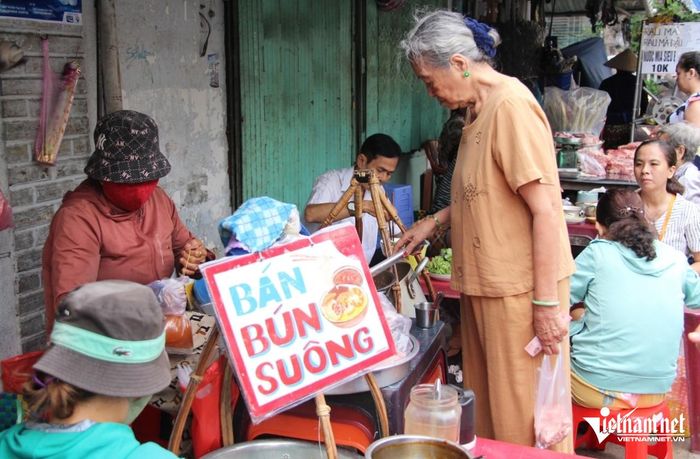 Đến quán, khách có thể tùy ý chọn thức ăn kèm theo ý thích của mình