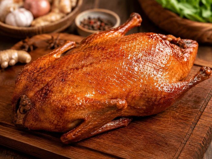 Một công thức chuẩn sẽ giúp thịt vịt nướng không chỉ thơm ngon mà còn có màu sắc hấp dẫn. Ảnh minh họa AI