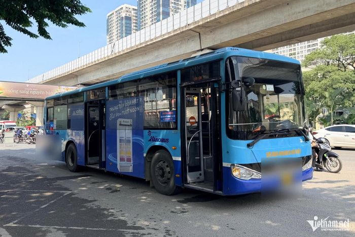 Xe máy va chạm với xe buýt mang BKS 29B-208.XX. Ảnh: Đình Hiếu