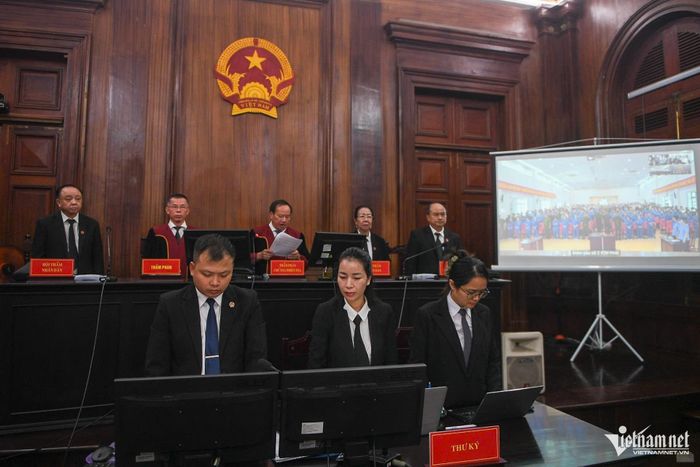 Thẩm phán Vũ Thanh Lâm, Chánh tòa Hình sự TAND TPHCM làm chủ tọa phiên tòa.