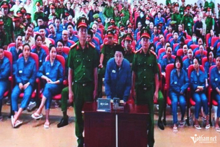 Bị cáo Nguyễn Trung Hiếu (tức ca sĩ Chi Dân) tại phiên toà sáng 17/8.