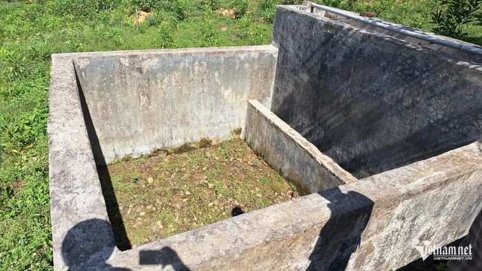 Do nước đầu nguồn khô kiệt, nên nhiều bể chứa nước ở các xã vùng cao Quảng Trị cũng trơ đáy. Ảnh: Phạm Tiến