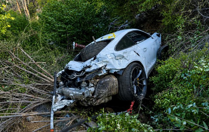 Porsche GT3 RS nát bét sau khi lao xuống vách đá.