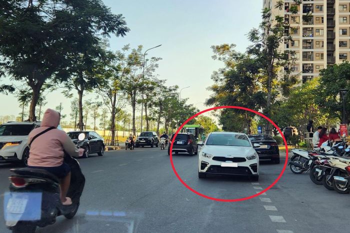 Nhiều tài xế dừng đỗ xe ngược chiều một cách khá tùy tiện. Ảnh: OFFB