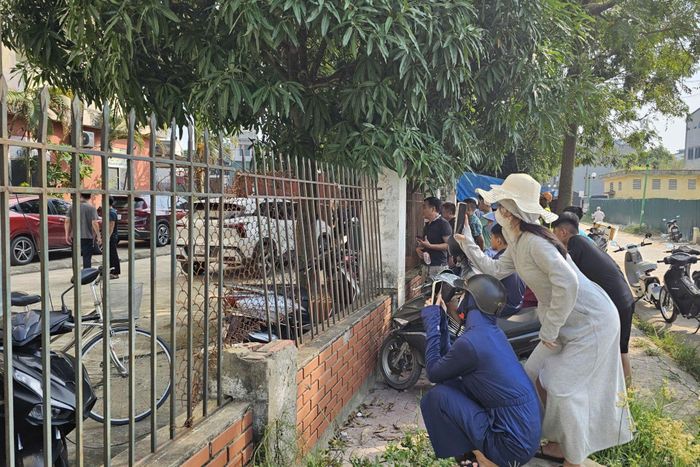Nhiều người dân hiếu kỳ theo dõi vụ việc. Ảnh: NL