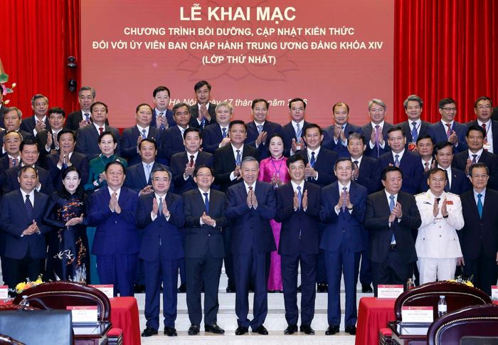 Tổng Bí thư, Chủ tịch nước Tô Lâm, các đại biểu và học viên là các Ủy viên Trung ương. Ảnh: TTXVN