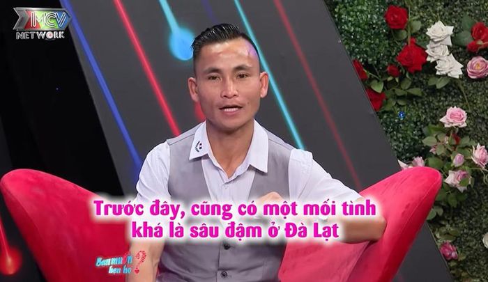 Anh Minh lẻ bóng ở tuổi 40. Ảnh cắt từ clip 