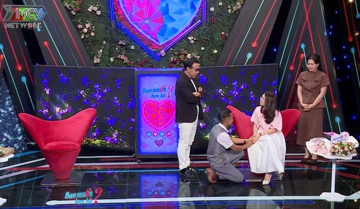 Anh Minh quỳ gối xin bạn gái bấm nút hẹn hò. Ảnh cắt từ clip 