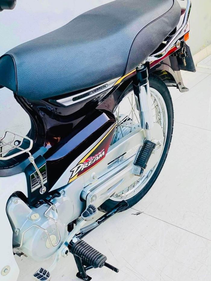 Nước sơn đen - trắng, yên dài màu đen, bộ vành nan hoa mạ sáng và các chi tiết kim loại còn khá bóng. 