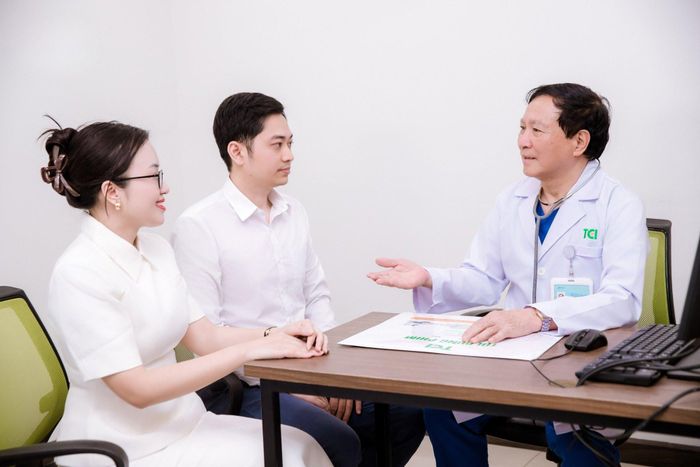 Đội ngũ các pha giáo sư, tiến sĩ, thạc sĩ từ Hà Nội trực tiếp thăm khám tại Hải Phòng