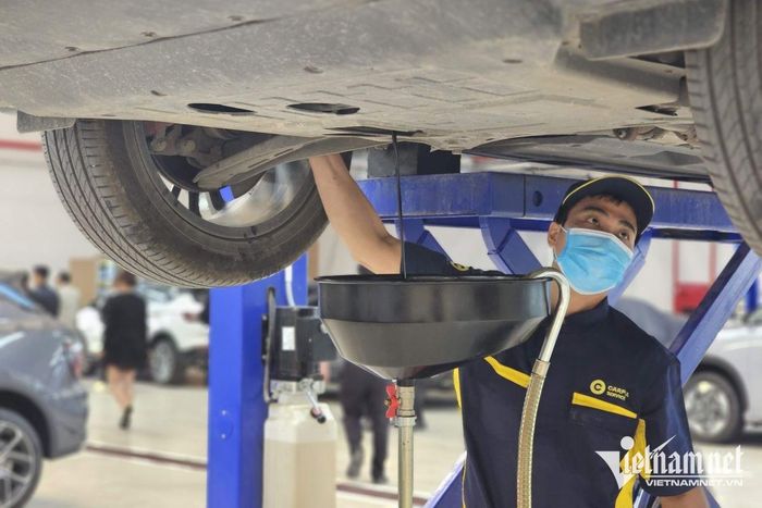 Với xe châu Âu tại Việt Nam, nếu dùng dầu tổng hợp toàn phần, người dùng nên thay dầu sau mỗi 10.000km vận hành. Ảnh: Ngô Minh