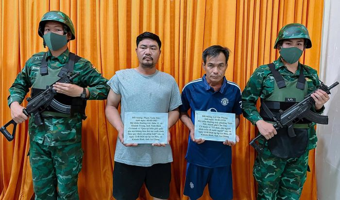 Hai đối tượng bị lực lượng Biên phòng tỉnh An Giang bắt giữ. Ảnh: CTV 
