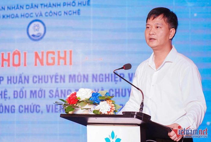 Ông Nguyễn Xuân Sơn, Giám đốc Sở KH&CN thành phố Huế trao đổi với các đại biểu dự phiên hội nghị bồi dưỡng, tập huấn chuyên môn diễn ra ngày 17/8.