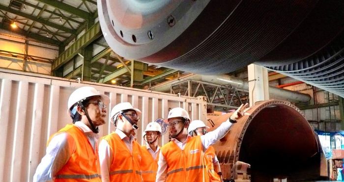 Ông Lê Văn Danh - Tổng Giám đốc EVNGENCO3 kiểm tra công trường đại tu tại Nhà máy điện Phú Mỹ 2.1