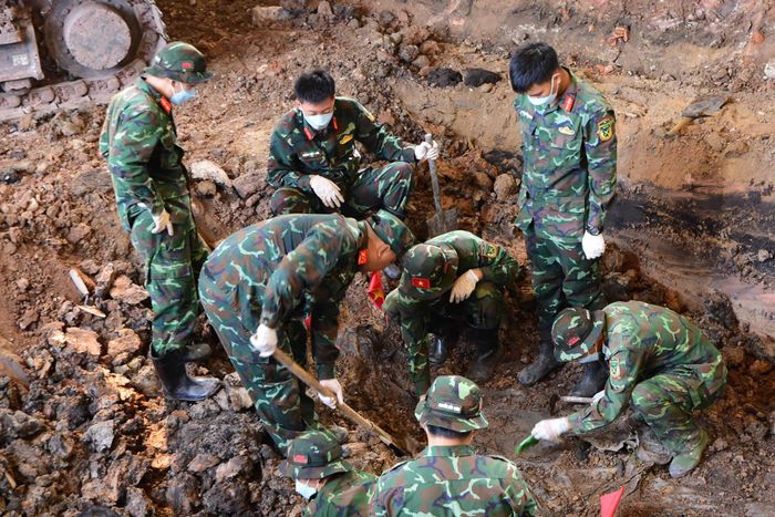 Trong ngày 17/8, lực lượng chức năng cất bốc được 7 hài cốt liệt sĩ cùng 3 bộ di vật kèm theo. Ảnh: BTL