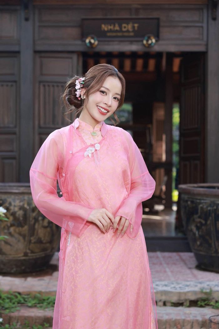 Ca sĩ Chi Pu dịu dàng, thanh lịch trong tà áo dài.