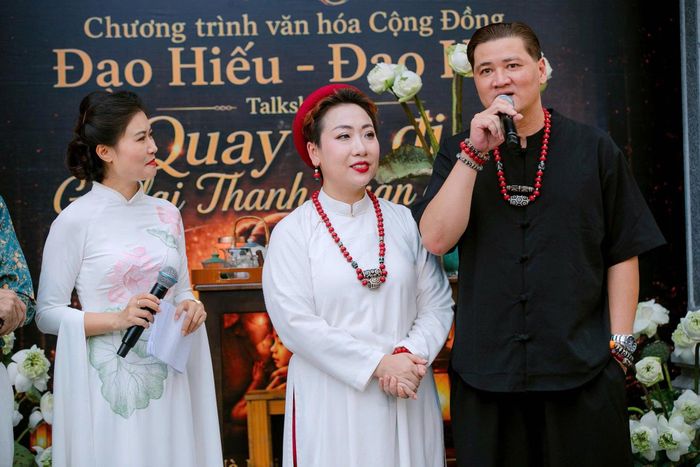Cầu thủ Nguyễn Mạnh Dũng và nhạc sĩ, ca sĩ Hiền Anh giao lưu với khán giả.