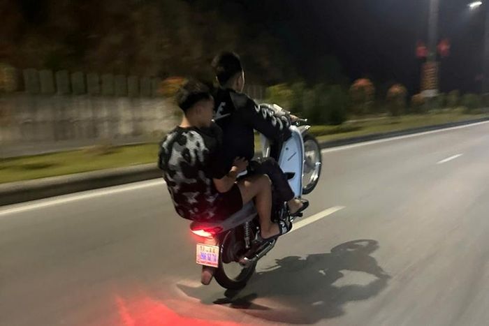  Hình ảnh các bị can "bốc đầu" xe mô tô được ghi lại.