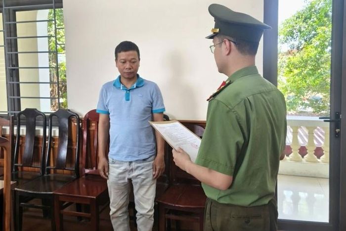  Cơ quan An ninh điều tra Công an tỉnh Phú Thọ tống đạt quyết định khởi tố bị can Hoàng Tiến Đạt. Ảnh: CAPT