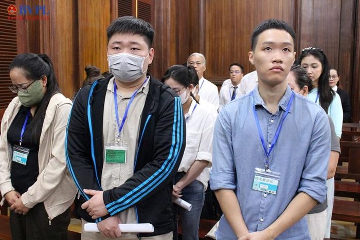  Các bị cáo được áp dụng biện pháp ngăn chặn cấm đi khỏi nơi cư trú có mặt tại phiên tòa.