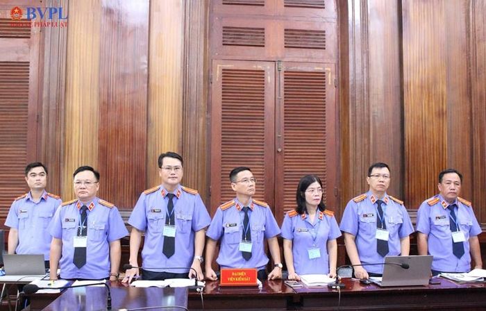 Các Kiểm sát viên Phòng 1, đại diện VKSND TP Hồ Chí Minh thực hành quyền công tố và kiểm sát xét xử tại phiên tòa.