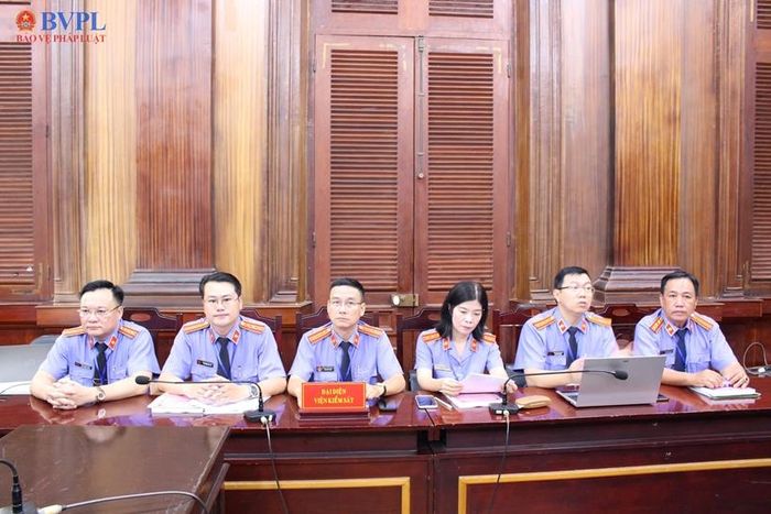 Tổ thực hành quyền công tố và kiểm sát xét xử sơ thẩm là những Kiểm sát viên trung cấp và lực lượng chuyên viên giúp việc được phân công nhiệm vụ cụ thể, nắm chắc từng nhóm bị cáo, hành vi và hệ thống chứng cứ buộc tội, gỡ tội.