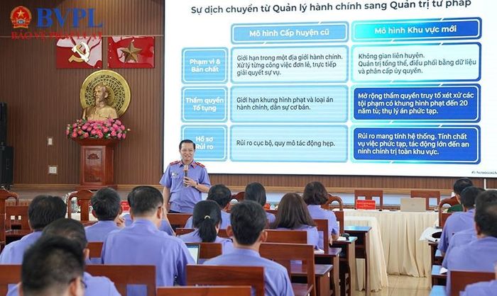  TS. Nguyễn Quốc Hân - Viện trưởng VKSND TP Đồng Nai giảng bài trong buổi khai mạc khóa học.
