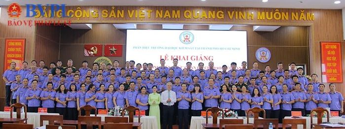  Chụp hình lưu niệm cùng toàn thể học viên tham gia lớp học.
