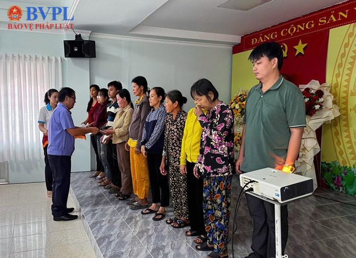  Viện trưởng VKSND khu vực 9 tặng quà cho các hoàn cảnh khó khăn.