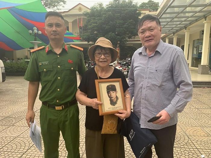  Thân nhân liệt sĩ với niềm hy vọng ngày người thân được trở về với đúng tên tuổi, quê hương. Ảnh: CAHP