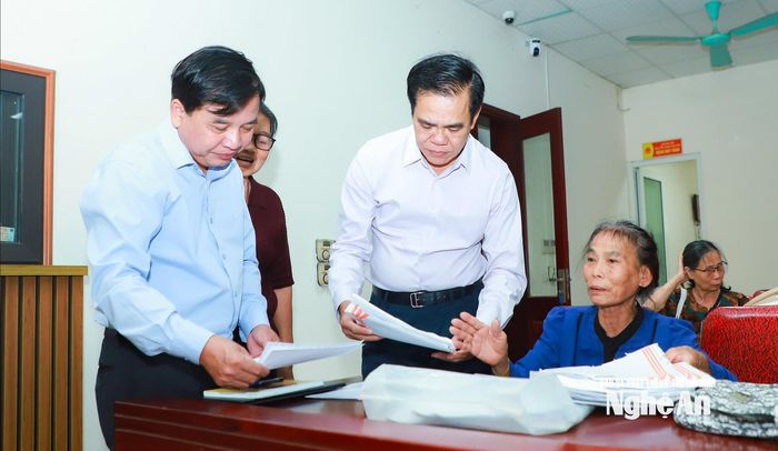 Chủ tịch UBND tỉnh Võ Trọng Hải xem hồ sơ, lắng nghe ý kiến công dân. Ảnh: Thành Duy