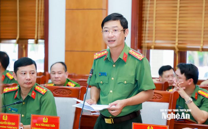 Đại tá Trần Ngọc Tuấn - Phó Giám đốc Công an tỉnh báo cáo kế hoạch đảm bảo an ninh, trật tự cho chuỗi sự kiện. Ảnh: Thành Duy