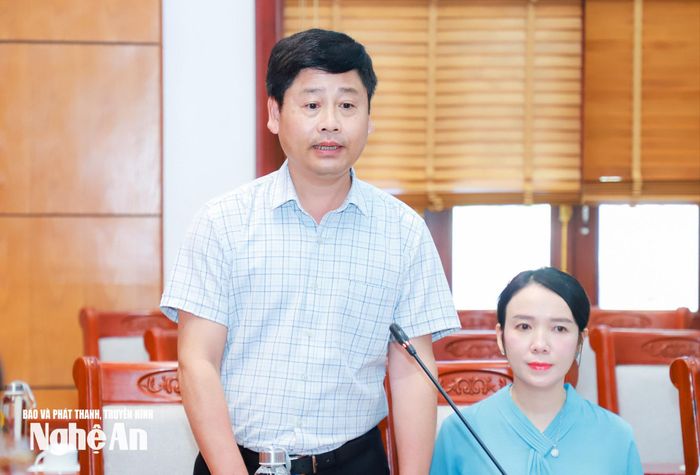 Đồng chí Trần Minh Ngọc - Ủy viên Ban Chấp hành Đảng bộ tỉnh, Giám đốc Báo và phát thanh, truyền hình Nghệ An phát biểu tại hội nghị. Ảnh: Thành Duy