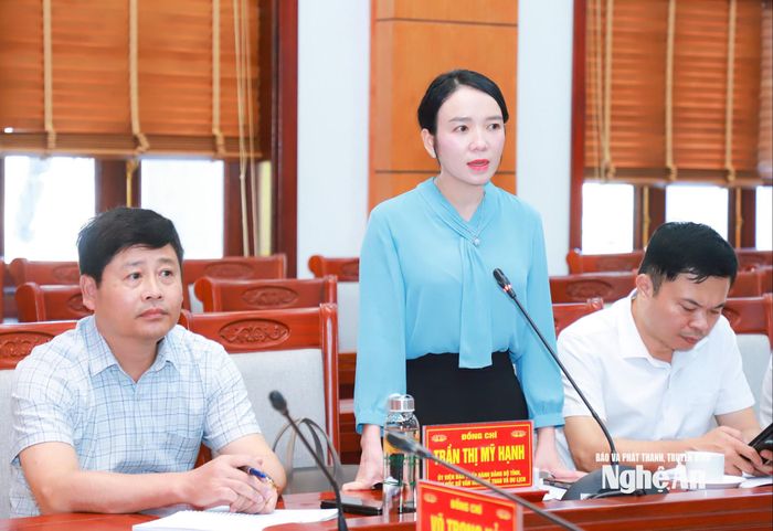 Đồng chí Trần Thị Mỹ Hạnh - Ủy viên Ban Chấp hành Đảng bộ tỉnh, Giám đốc Sở Văn hóa, Thể thao và Du lịch phát biểu tại hội nghị. Ảnh: Thành Duy