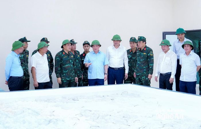Đồng chí Nguyễn Khắc Thận - Ủy viên Trung ương Đảng, Bí thư Tỉnh ủy, Trưởng đoàn ĐBQH tỉnh, Trưởng ban Chỉ đạo tỉnh thăm hầm sở chỉ huy. Ảnh: Phạm Bằng