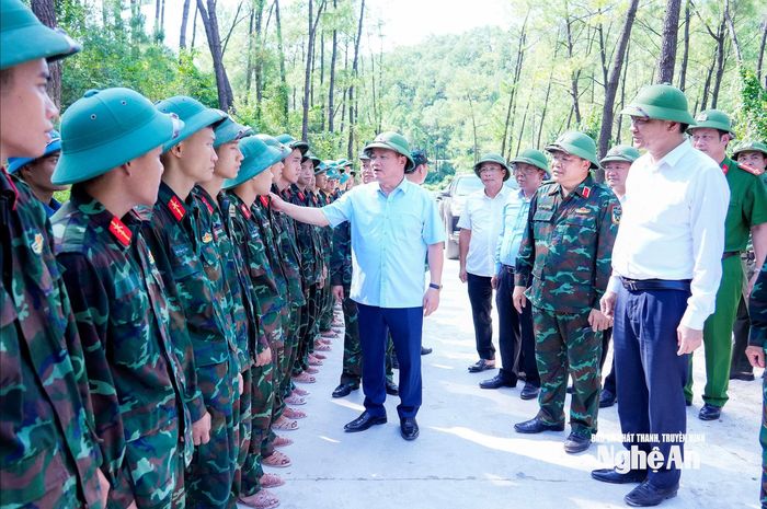 Đồng chí Nguyễn Khắc Thận - Ủy viên Trung ương Đảng, Bí thư Tỉnh ủy, Trưởng đoàn ĐBQH tỉnh, Trưởng ban Chỉ đạo thăm hỏi, động viên các lực lượng xây dựng Sở Chỉ huy diễn tập khu vực phòng thủ tỉnh. Ảnh: Phạm Bằng