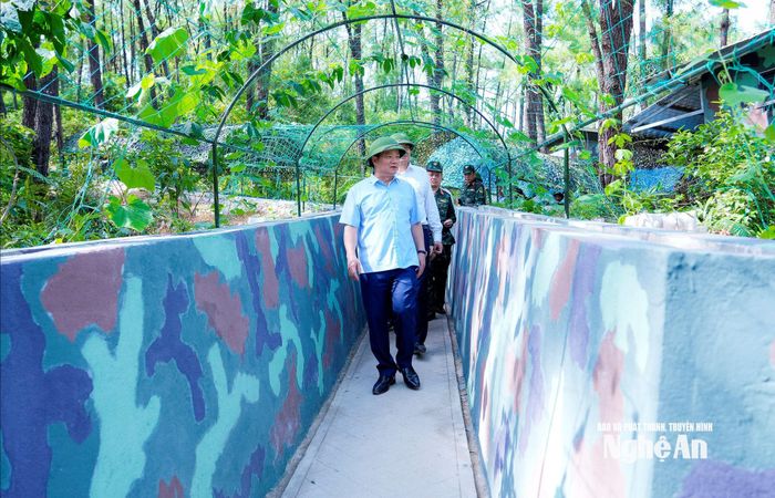 Bí thư Tỉnh ủy, Trưởng đoàn ĐBQH tỉnh Nguyễn Khắc Thận cùng đoàn đã đến kiểm tra chất lượng, tiến độ xây dựng Sở Chỉ huy diễn tập khu vực phòng thủ tỉnh. Ảnh: Phạm Bằng