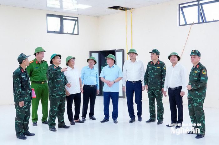 Bí thư Tỉnh ủy, Trưởng đoàn ĐBQH tỉnh Nguyễn Khắc Thận cùng đoàn đã đến kiểm tra tiến độ xây dựng Sở Chỉ huy diễn tập khu vực phòng thủ tỉnh. Ảnh: Phạm Bằng