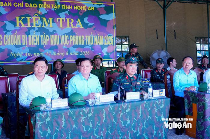 Bí thư Tỉnh ủy, Trưởng đoàn ĐBQH tỉnh Nguyễn Khắc Thận cùng đoàn đã đến khảo sát địa điểm và nghe báo cáo phương án thực binh triển khai Vòm phòng không bền vững. Ảnh: Phạm Bằng