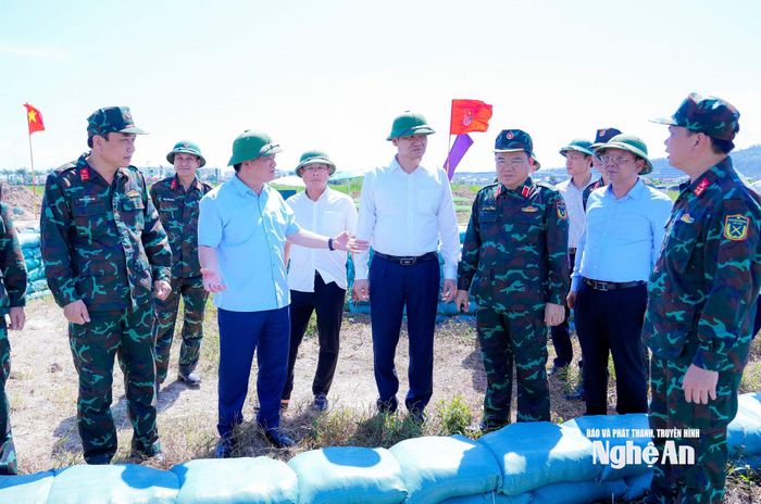 Bí thư Tỉnh ủy, Trưởng đoàn ĐBQH tỉnh Nguyễn Khắc Thận cùng đoàn đã đến khảo sát địa điểm triển khai Vòm phòng không bền vững. Ảnh: Phạm Bằng