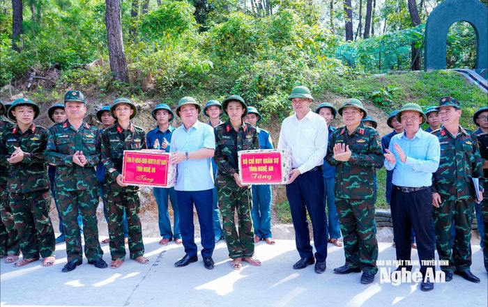 Đồng chí Nguyễn Khắc Thận - Ủy viên Trung ương Đảng, Bí thư Tỉnh ủy, Trưởng đoàn ĐBQH tỉnh, Trưởng ban Chỉ đạo tỉnh và đồng chí Hoàng Nghĩa Hiếu - Phó Bí thư Thường trực Tỉnh ủy, Chủ tịch HĐND tỉnh tặng quà các lực lượng xây dựng Sở Chỉ huy diễn tập khu vực phòng thủ tỉnh. Ảnh: Phạm Bằng